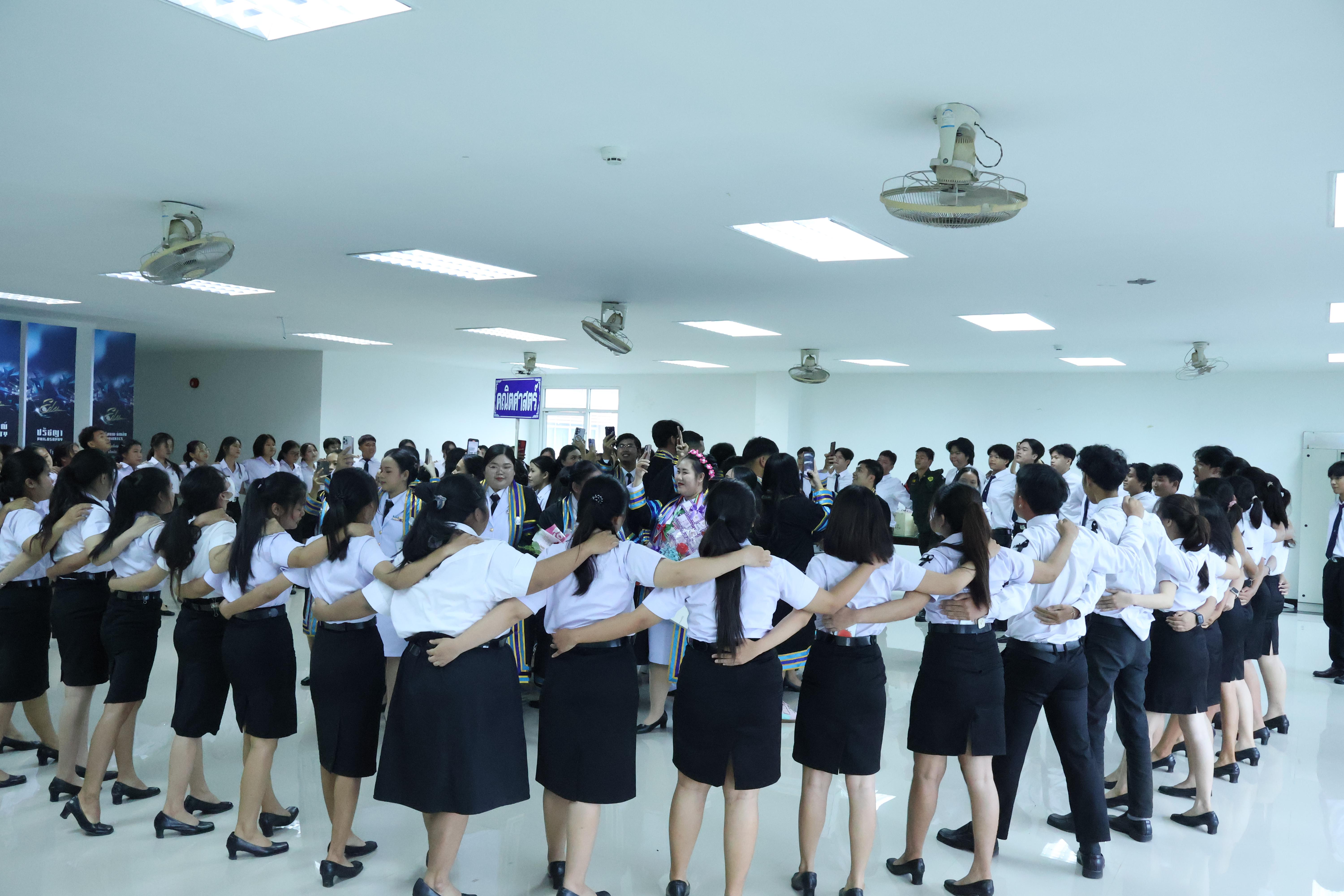 2. วันที่ 1 พฤศจิกายน พ.ศ. 2568 ร่วมแสดงความภาคภูมิใจและส่งต่อคำยินดีจากน้อง ๆ สู่รุ่นพี่ที่สำเร็จการศึกษาอย่างสมบูรณ์ บรรยากาศภายในงาน เต็มไปด้วยรอยยิ้ม และความอบอุ่นจากคณาจารย์ เพื่อนร่วมรุ่น และรุ่นน้องที่มาร่วมแสดงความยินดี ภายในงานมีการถ่ายภาพร่วมกัน